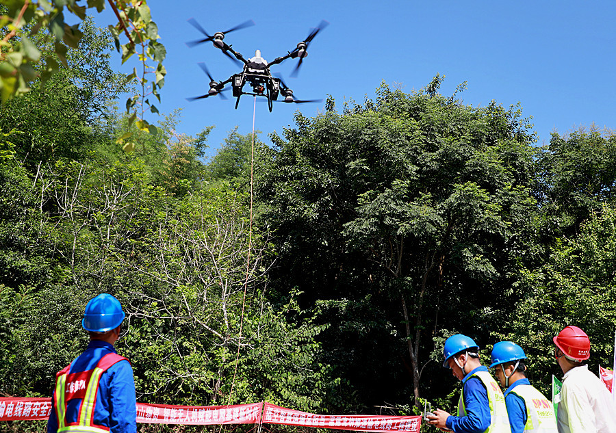 重载无人机进山运塔材 乐山电网施工迈入"空运"时代