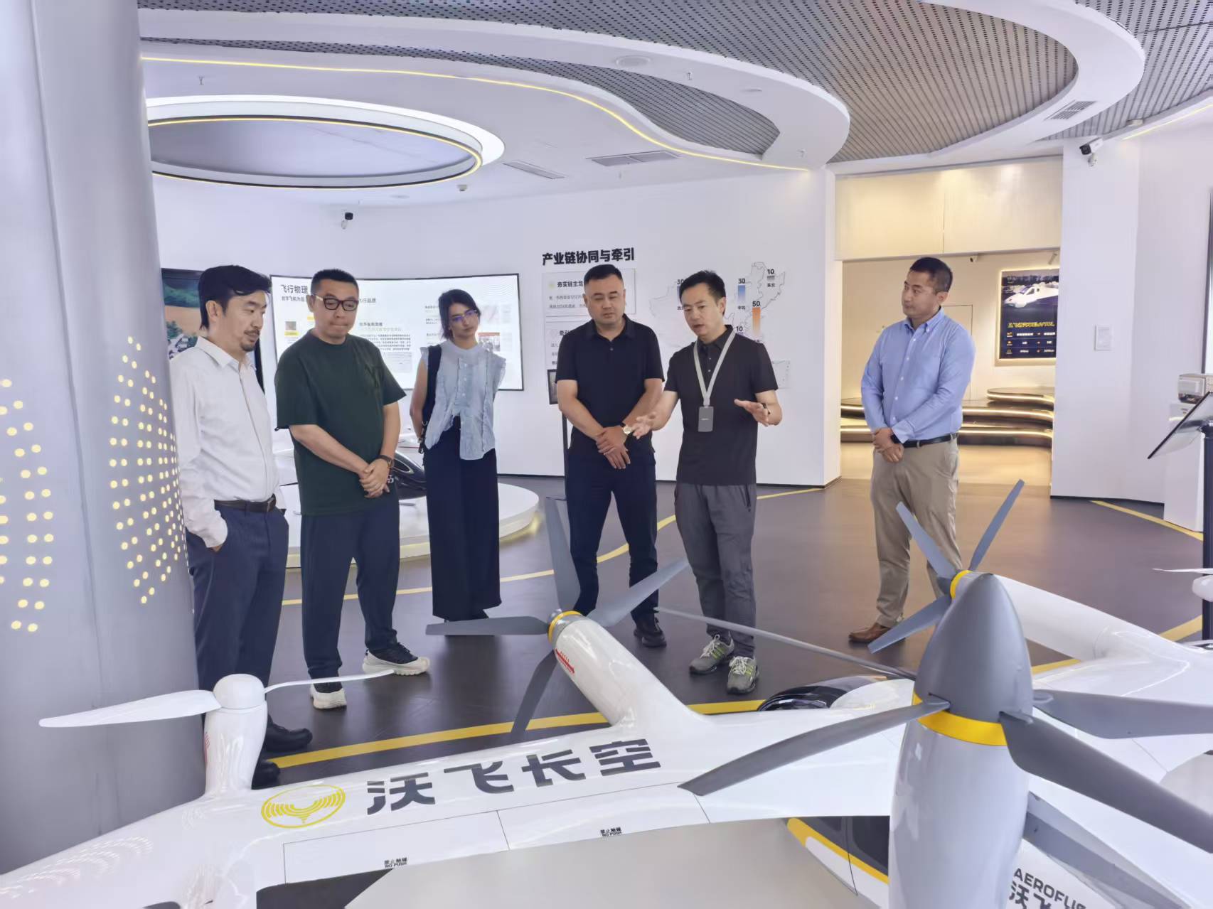 航链航空总经理一行参观企业展厅