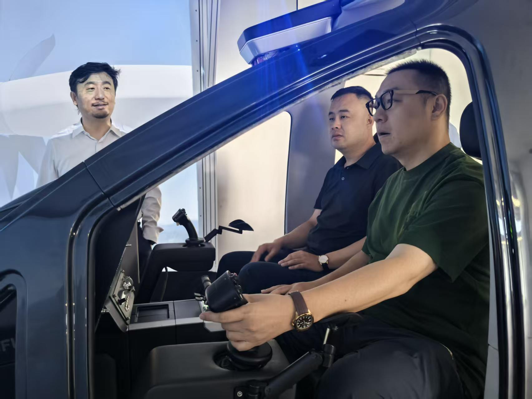 航链航空总经理一行体验模拟机